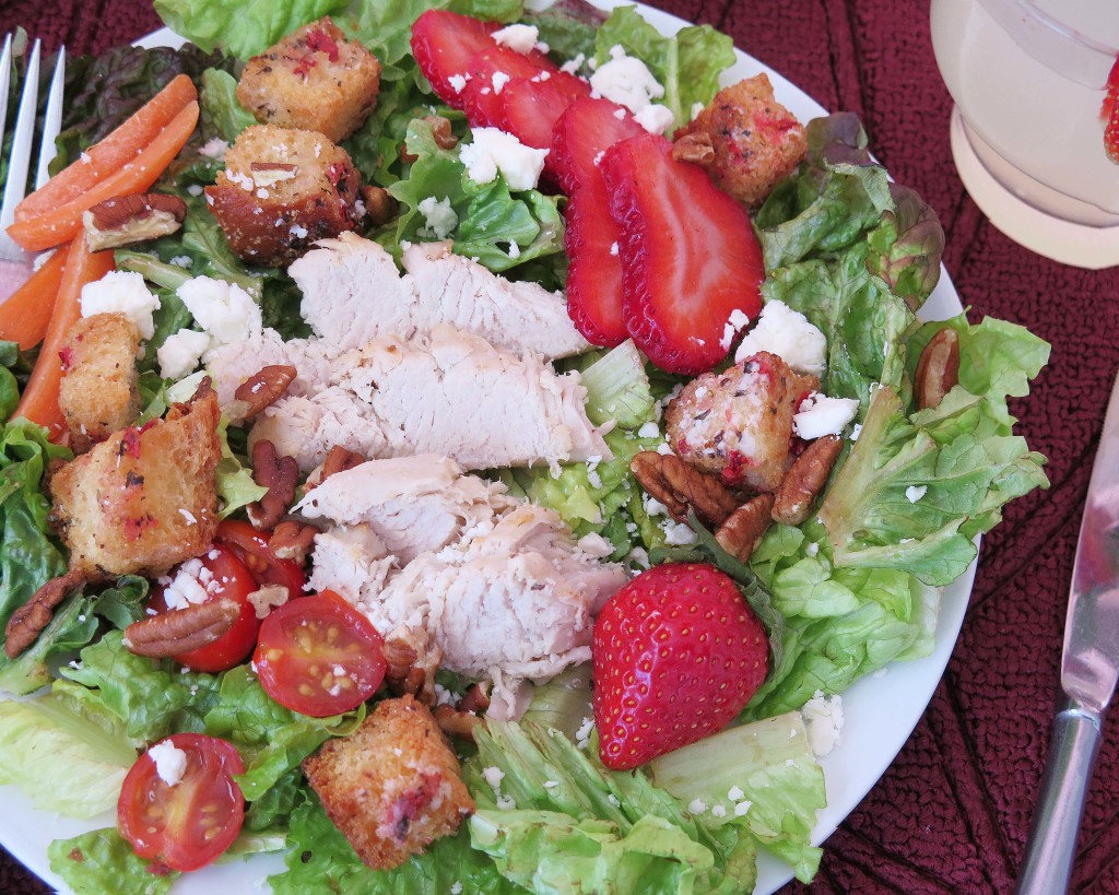 Chef Salad with Strawberry Croutons #SundaySupper #FLStrawberry - Cindy ...